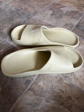 Jordan Mens Slides in Light Cream/Beige size 13